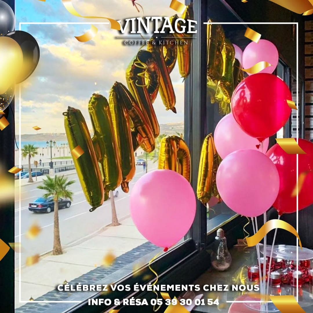 Décoration de ballons devant la baie vitrée
