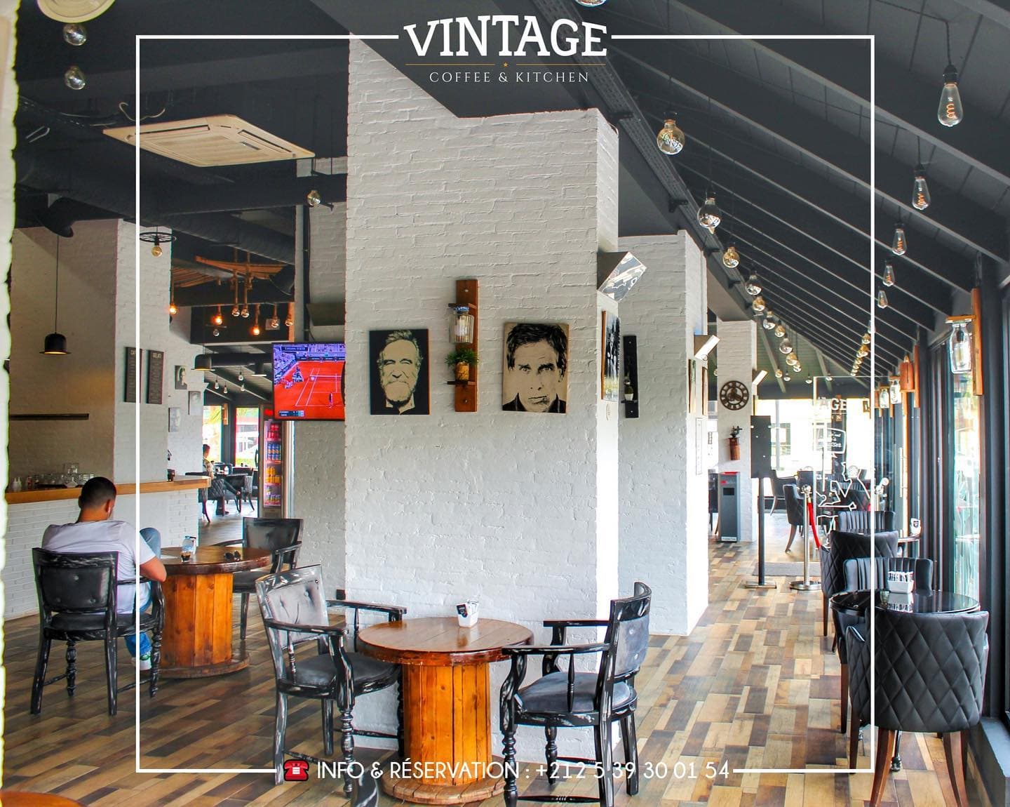 Salle du café avec son décor vintage